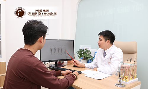 Bác sĩ Nguyễn Quốc Tuấn đang tư vấn cho bệnh nhận bị rụng tóc.