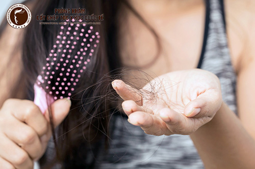 Rụng tóc ở tuổi dậy thì: Nguyên nhân và cách khắc phục