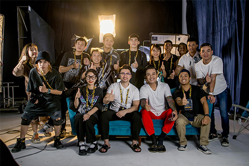 Hình ảnh dạo diễn Trọng Hưng chụp cùng với ca sỹ Tuấn Hưng và ekip tại studio của mình.