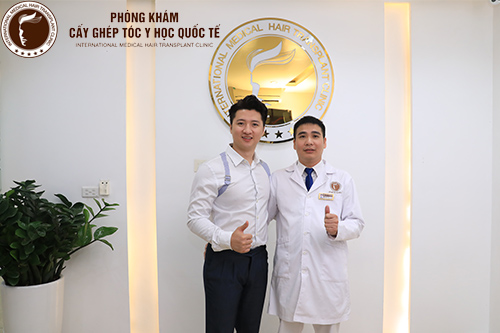 Trọng Hưng và bác sĩ Nguyễn Quốc Tuấn tại phòng khám Cấy ghép Tóc y học Quốc Tế.